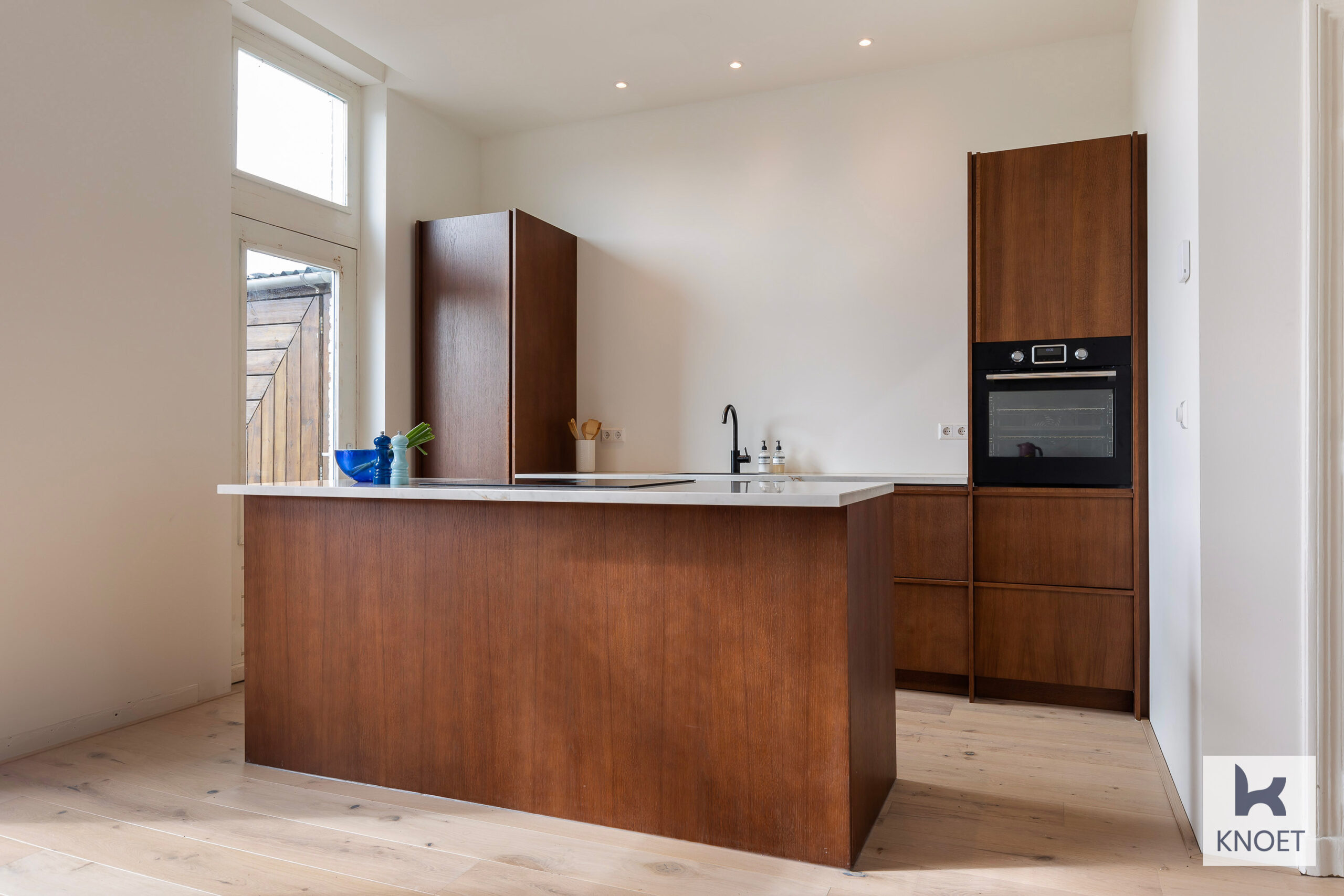Mid Brown Oak met Japandi Greep - Keukenfronten.com