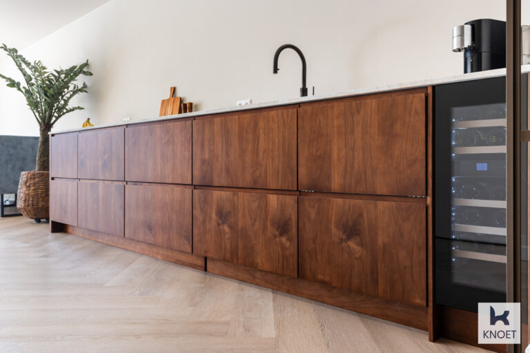 Dark Walnut keukenfronten met komgreep voor IKEA keuken
